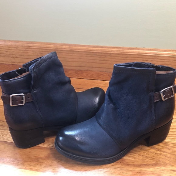 💙💙 Miz Mooz Navy Leather Ankle Boots 💙💙 - Picture 13 of 15